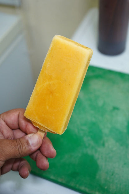 Paleta de Chinola Rellena de Leche Condensada