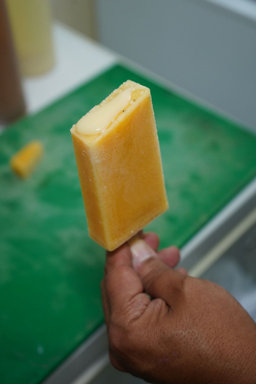 Paleta de Chinola Rellena de Leche Condensada